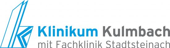 Logo for Klinikum Kulmbach with the subtitle 'mit Fachklinik Stadtsteinach' and a blue abstract geometric symbol.