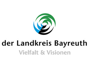 Logo des Landkreises Bayreuth mit einem kreisförmigen grün-blau-schwarzen Muster und dem Slogan 'Vielfalt & Visionen'